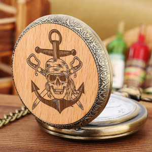 Vue detaille Montre à Gousset Tête de Mort Pirate en Bois