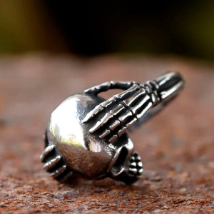 Vue Laterale Bague Tête de Mort Étreinte Macabre