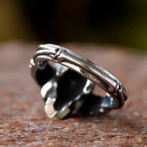 Vue Arrierre Bague Tête de Mort Étreinte Macabre