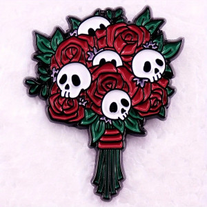 Vue de face Pins Tête de Mort Bouquet de Roses Éternelles et Crânes Gothiques