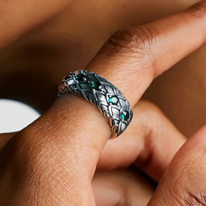 Vue portee Bague Goth Rock Serpent Émeraude