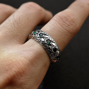 Vue portee Bague Goth Rock Serpent Émeraude