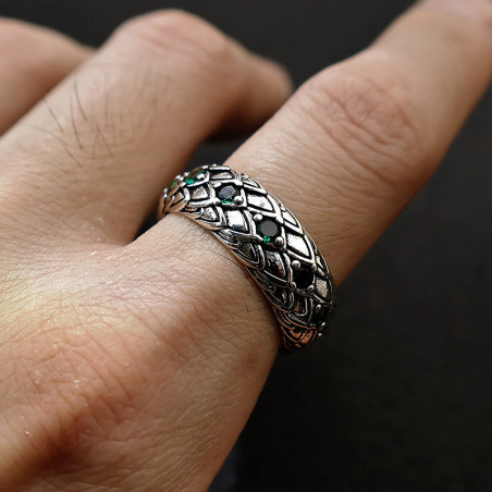 Vue portee Bague Goth Rock Serpent Émeraude