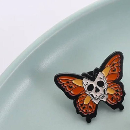 Pins Tête de Mort Monarque de l'Ombre Papillon au Crâne Central