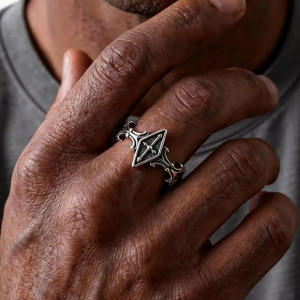 Vue portee Bague Gothique Croix Royale