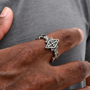 Vue portee Bague Gothique Croix Royale