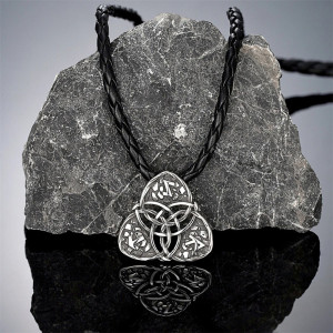 Collier Viking Triskel Runique des Trois Destins Modele 2