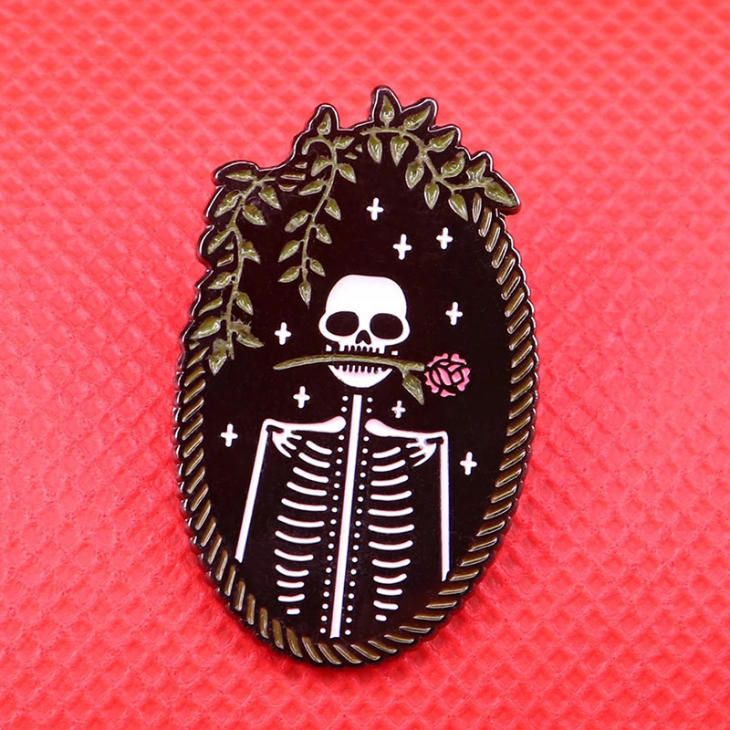 Pins Tête de Mort Sérénade Nocturne "Squelette à la Rose et Lierre"