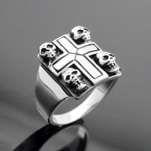 Avant Bague Gothique Croix et Têtes de Mort