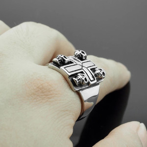 Vue portee Bague Gothique Croix et Têtes de Mort