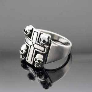 Vue Laterale Bague Gothique Croix et Têtes de Mort