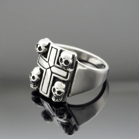 Vue Laterale Bague Gothique Croix et Têtes de Mort