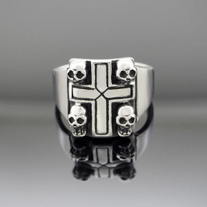 Vue de Face Bague Gothique Croix et Têtes de Mort