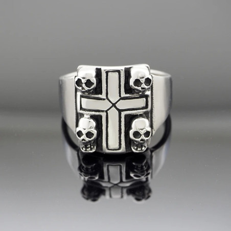 Vue de Face Bague Gothique Croix et Têtes de Mort