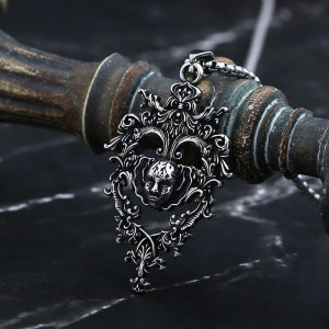Vue laterale Pendentif Tête de Mort Baroque Gothique