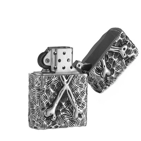 Vue generale Briquet Tête de Mort Crâne Gravé “Chair Écorchée” - 4 couleurs au choix !
