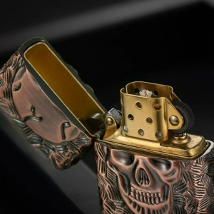 Vue detaille Briquet Tête de Mort Crâne Gravé “Chair Écorchée” - 4 couleurs au choix !