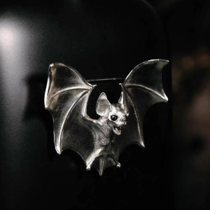 Détails de la Broche Gothique Chauve-Souris