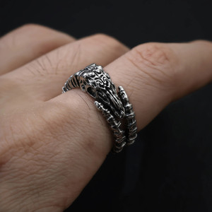 Vue portee Bague Gothique Crâne de Bélier