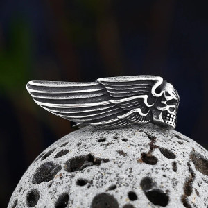 Vue Laterale Bague Tête de Mort Ailée