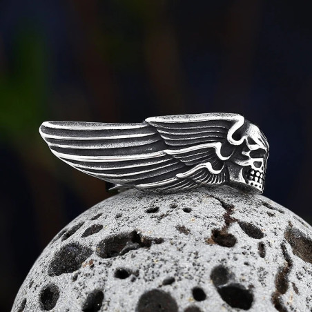 Vue Laterale Bague Tête de Mort Ailée