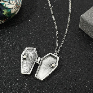 Vue detaille Collier Tête de Mort Goth Cercueil Vampire