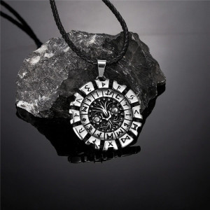 Collier Viking Roue Runique du Destin Nordique Modele 2