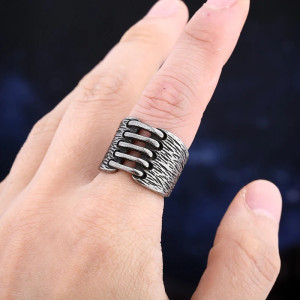 Vue portee Bague Gothique Sutures