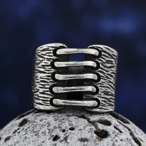 Avant Bague Gothique Sutures