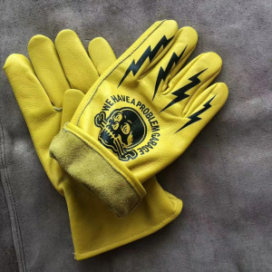 Vue détaillées des Gants Tête de Mort « Haute Tension »