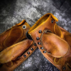 Vue poignées des Gants Tête de Mort Motard « Le Bélier des Enfers »