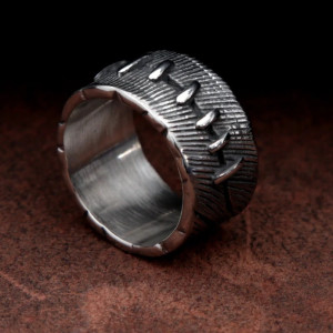 Vue Laterale Bague Gothique CicatriceBague Gothique Cicatrice