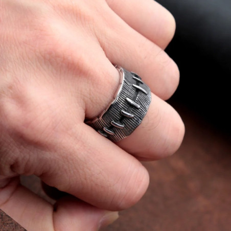 Vue portee Bague Gothique CicatriceBague Gothique Cicatrice