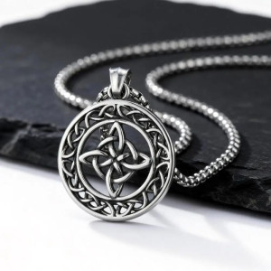 Vue de Face Collier Viking - Boussole aux Quatre Nœuds Celtiques