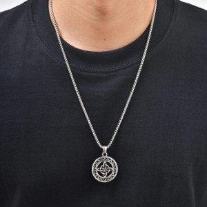 Vue portee Collier Viking - Boussole aux Quatre Nœuds Celtiques