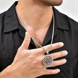 Vue portee Collier Viking - Boussole aux Quatre Nœuds Celtiques