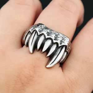 Vue portee Bague Tête de Mort "Griffes du Prédateur"
