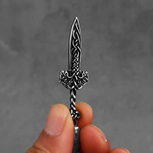 Vue de Cote Collier Viking Dague Celtique