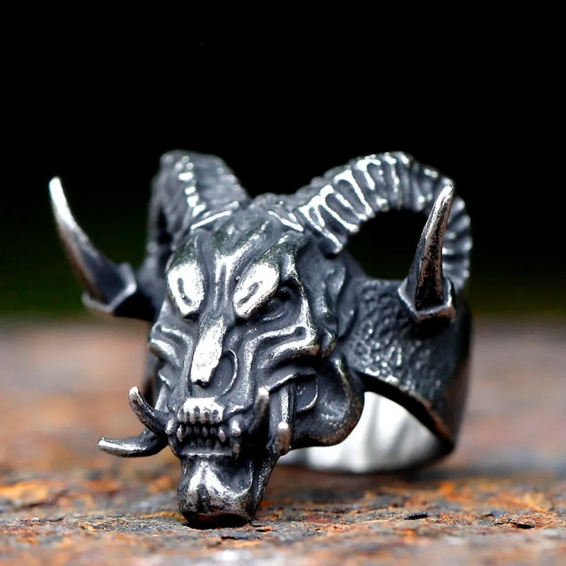 Vue de face Bague Tête de Mort "Démon Infernal"