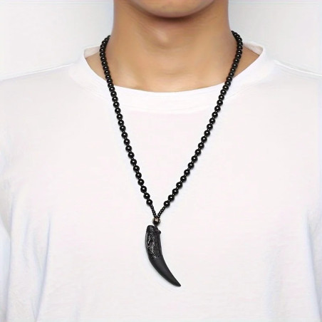 Vue portee Collier Viking Loup "Croc du Loup Noir" en Obsidienne Naturelle