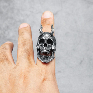 Vue Portee Bague Tête de Mort Satan Hurleur