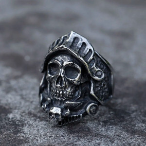 Vue Laterale Bague Tête de Mort "Chevalier Maudit"