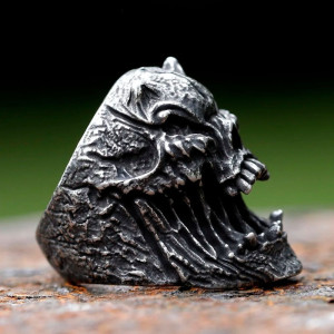 Vue laterale Bague Tête de Mort "Hurlement Infernal"