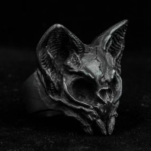 Vue de Cote Bague Tête de Mort Crâne de Chauve-Souris