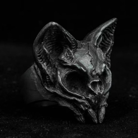 Vue de Cote Bague Tête de Mort Crâne de Chauve-Souris