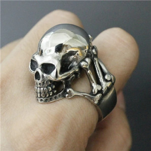 Vue portee Bague Tête de Mort Crâne Flibustier