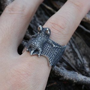 Vue portee Bague Tête de Mort Chauve-Souris Nocturne