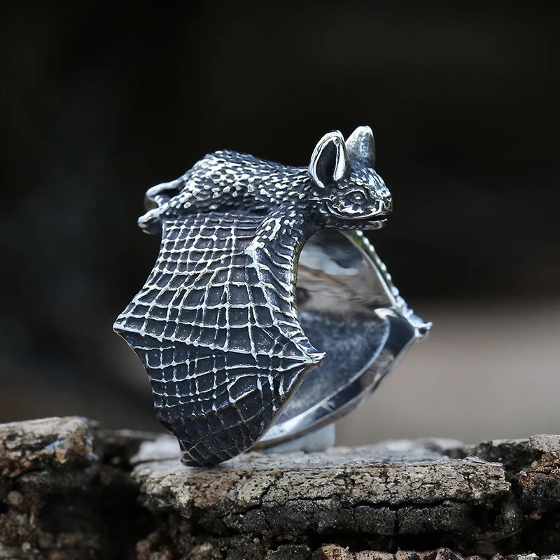 Vue de Cote Bague Tête de Mort Chauve-Souris Nocturne