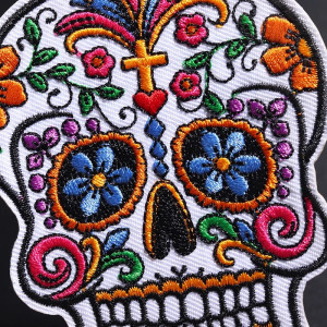 Vue detaille Écusson Tête de Mort Calavera Mexicaine Brodée "Dia de los Muertos" -  10 xm x 7.5 cm