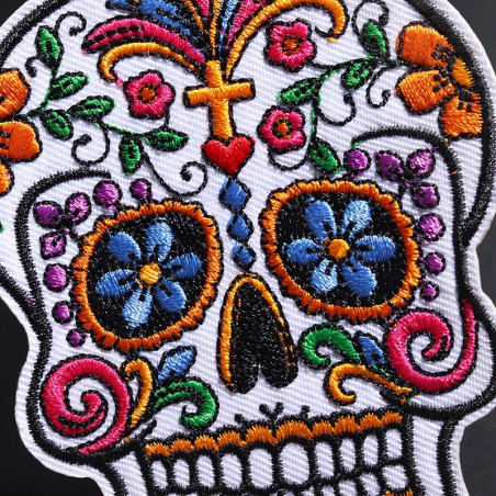 Vue detaille Écusson Tête de Mort Calavera Mexicaine Brodée "Dia de los Muertos" -  10 xm x 7.5 cm